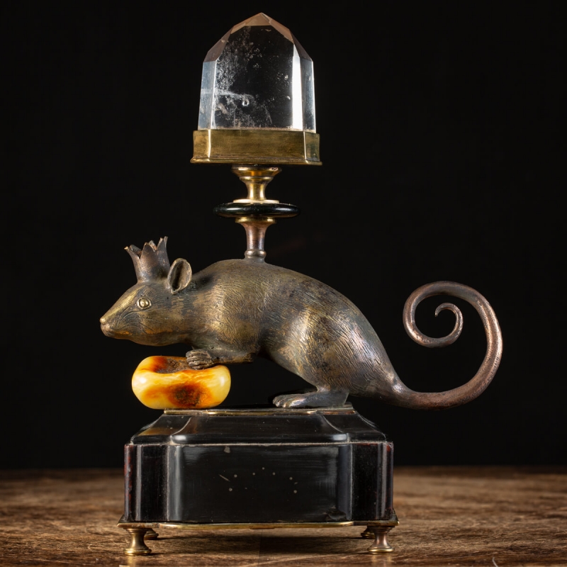 Rodent sculpture with Quartz and Amber