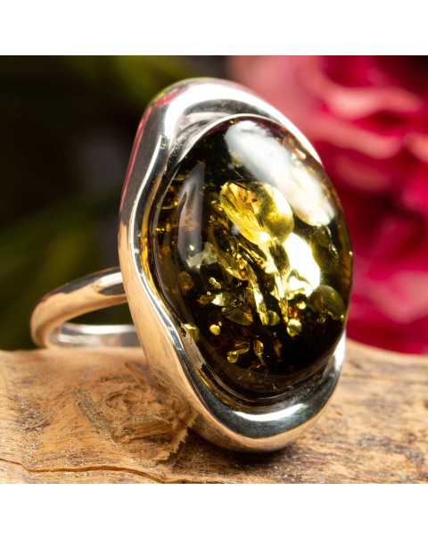 Anello d'argento con gemma d'ambra.