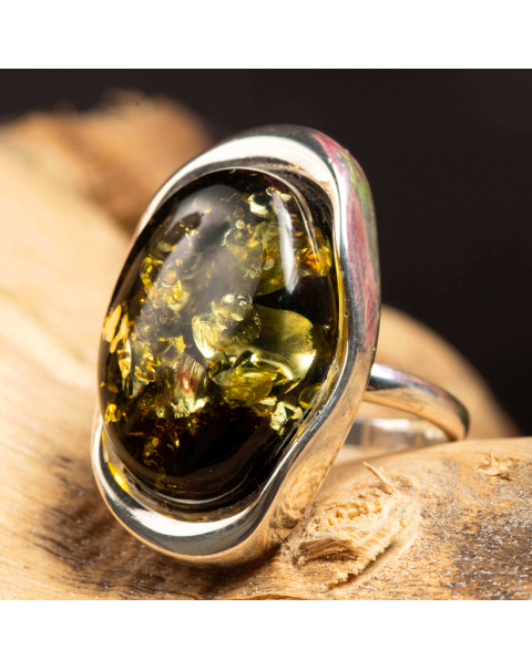 Anello d'argento con gemma d'ambra.