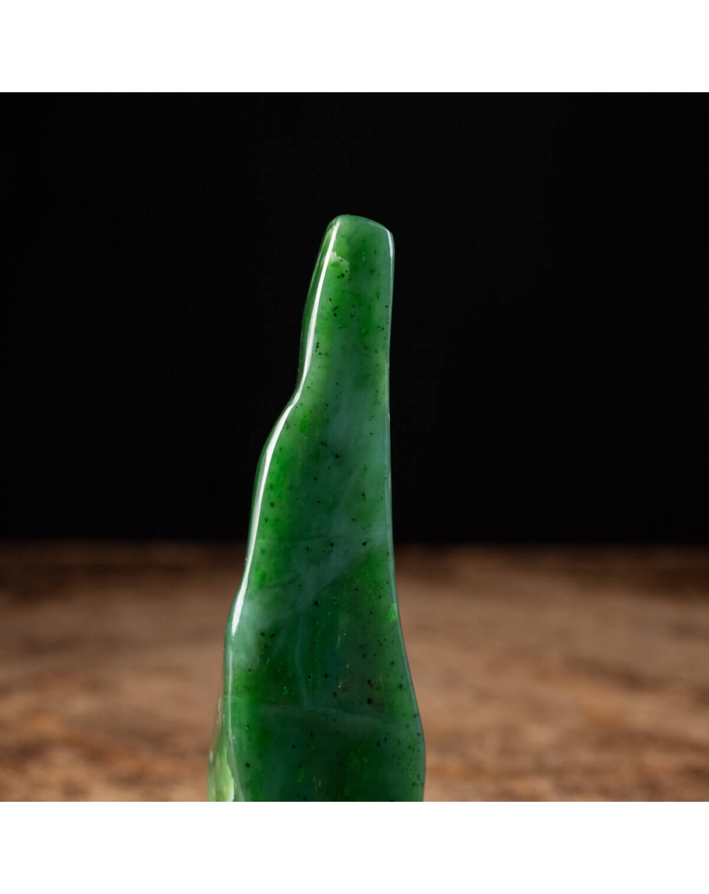 Piramide in Giada Nefrite(base:2,4x2,4cm circa). Soprammobile
