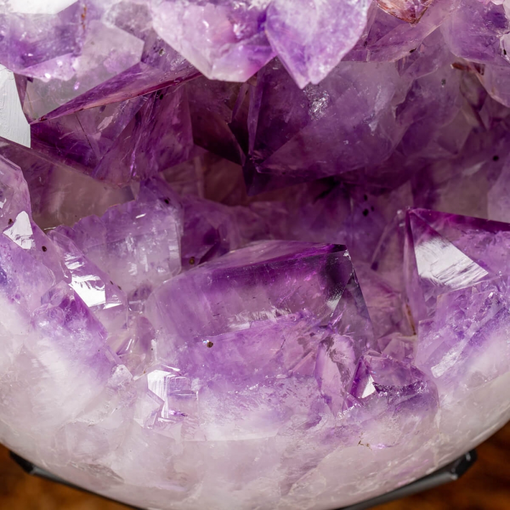 Geode Di Ametista Triangolare Da 56 Kg Con Cristalli Viola Vivaci Geode Altezza 64 Cm Larghezza 49 Cm 56 Kg