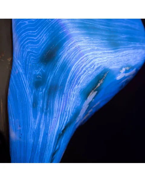 Esclusivo Campione di Ambra Blu su Base Decorativa in Legno e Ottone.