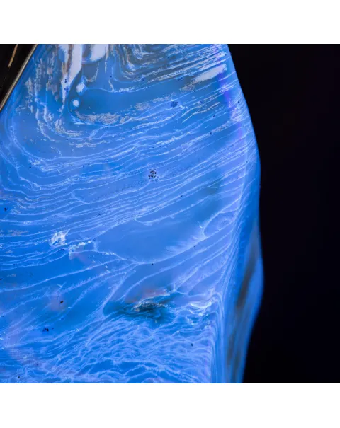 Esclusivo Campione di Ambra Blu su Base Decorativa in Legno e Ottone.