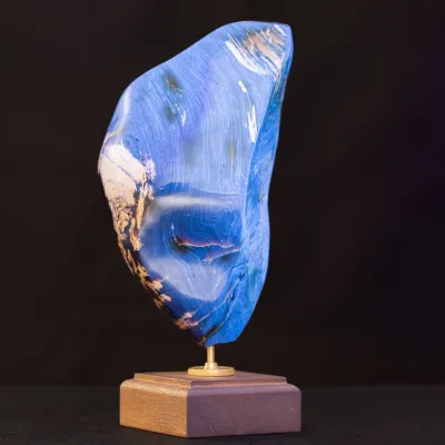 Esclusivo Campione di Ambra Blu su Base Decorativa in Legno e Ottone.