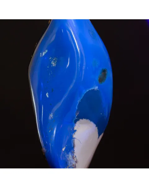 Meraviglia Naturale: Ambra Blu di Sumatra su Base.