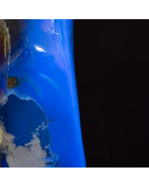 Meraviglia Naturale: Ambra Blu di Sumatra su Base.