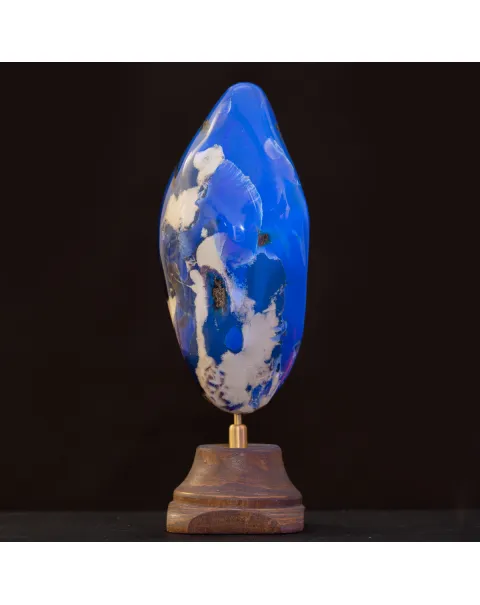 Meraviglia Naturale: Ambra Blu di Sumatra su Base.