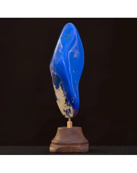 Meraviglia Naturale: Ambra Blu di Sumatra su Base.