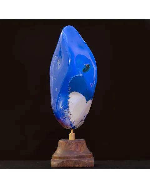 Meraviglia Naturale: Ambra Blu di Sumatra su Base.