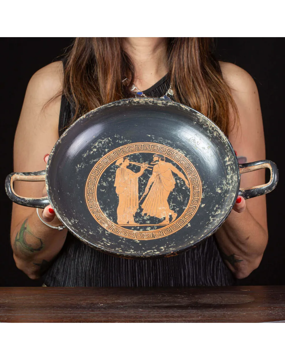Kylix Attica a Figure Rosse – Scena di Simposio e Musica.