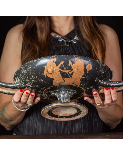 Kylix Attica a Figure Rosse – Scena di Simposio e Musica.