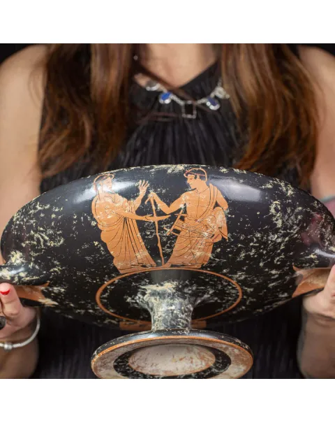Kylix Attica a Figure Rosse – Scena di Simposio e Musica.