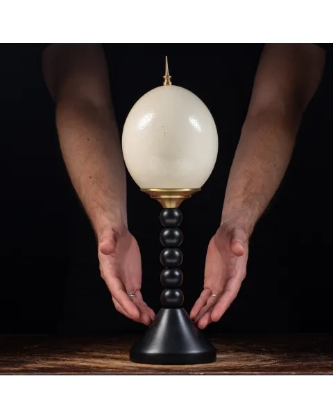 Uovo di Struzzo su piedistallo