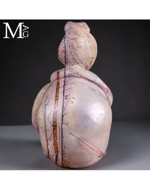 Teschio in Diaspro Dendritico con Serpente – Simbolo di Sapienza.