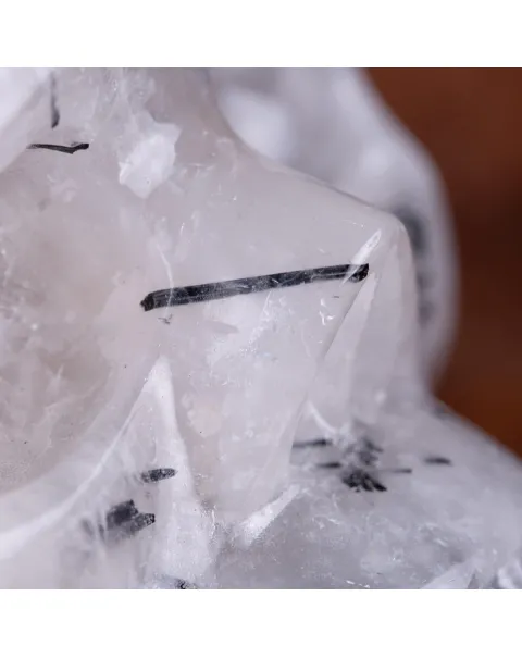Teschio in Quarzo con Inclusioni di Tormalina Nera – Scultura Artistica Unica e Mistica.