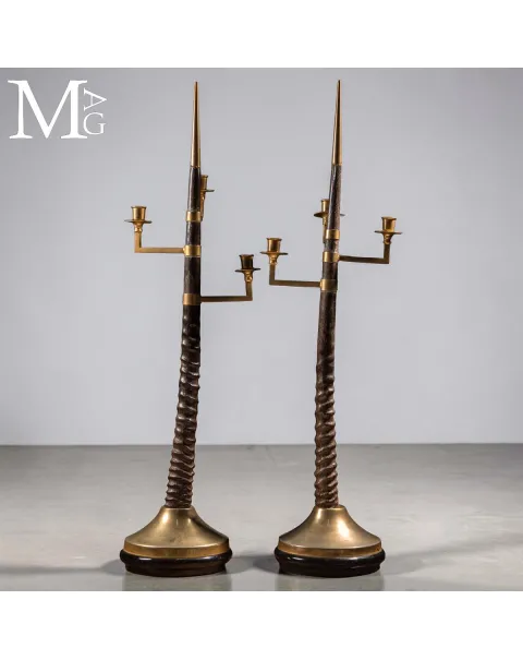 Coppia di Candelabri in Corna di Gazzella con Elementi in Ottone – Anni 1940