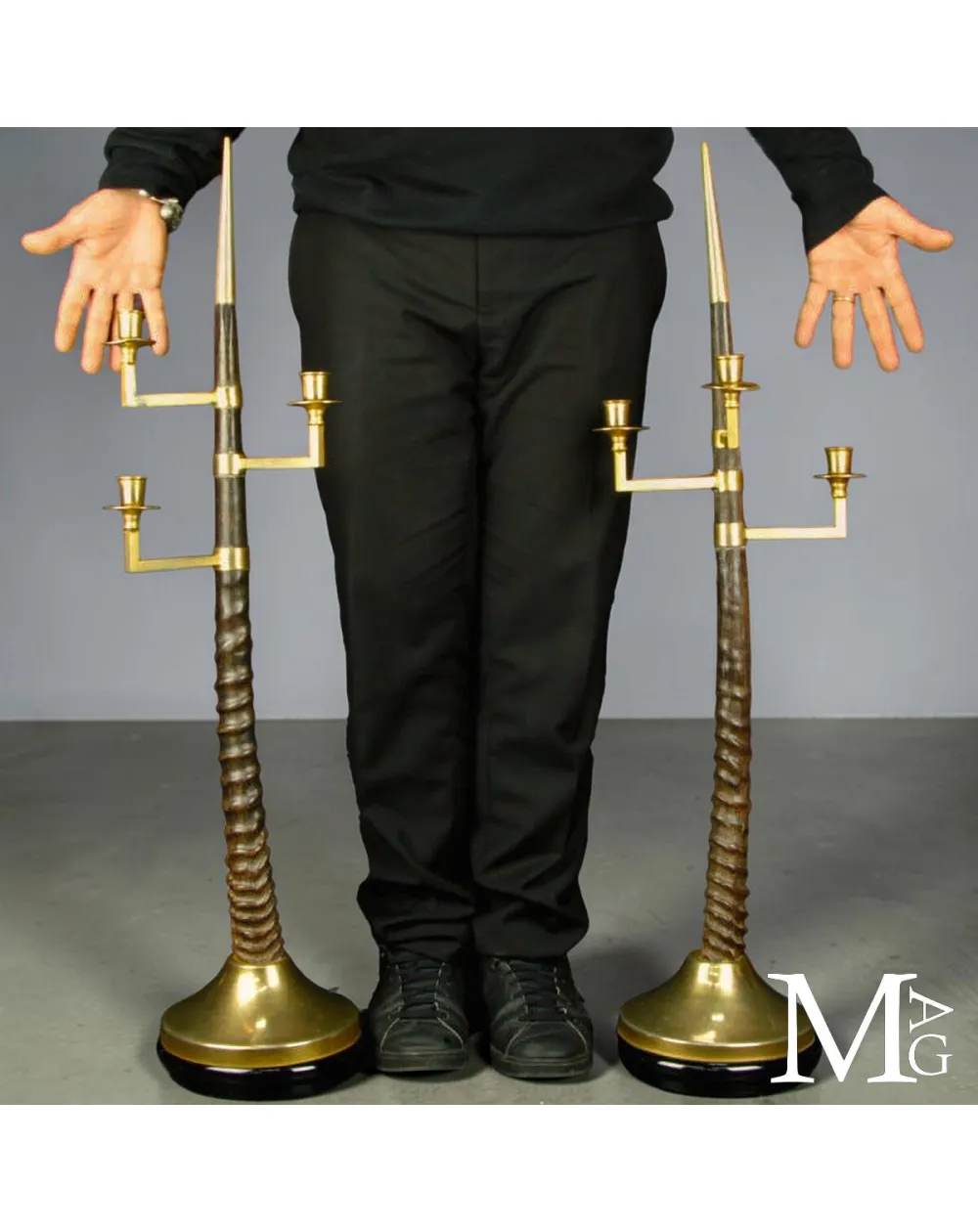 Coppia di Candelabri in Corna di Gazzella con Elementi in Ottone – Anni 1940