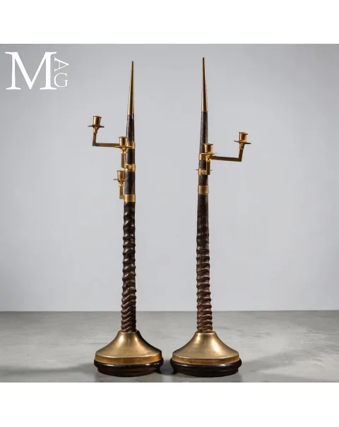 Coppia di Candelabri in Corna di Gazzella con Elementi in Ottone – Anni 1940
