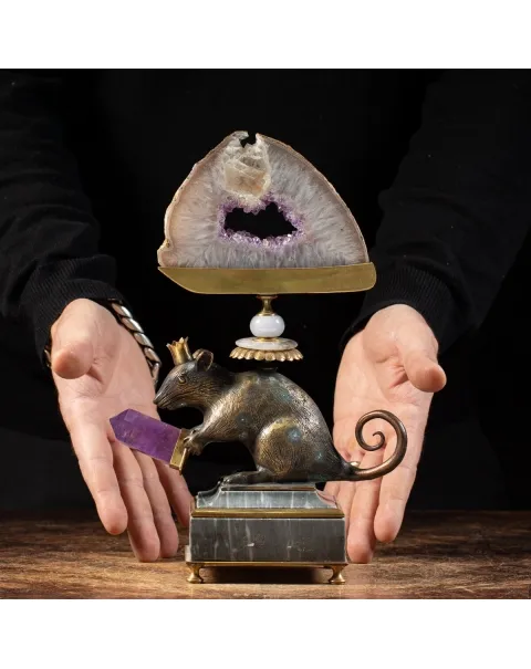 Scultura roditore con cristallo e geode di Ametista