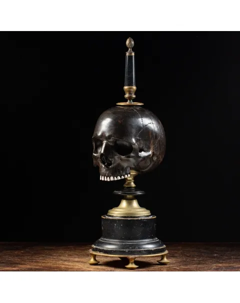 Scultura con teschio e punta di quarzo