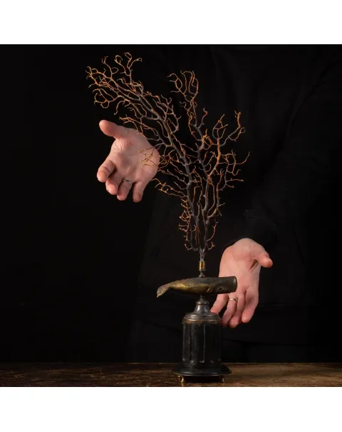 Scultura di balena con gorgonia