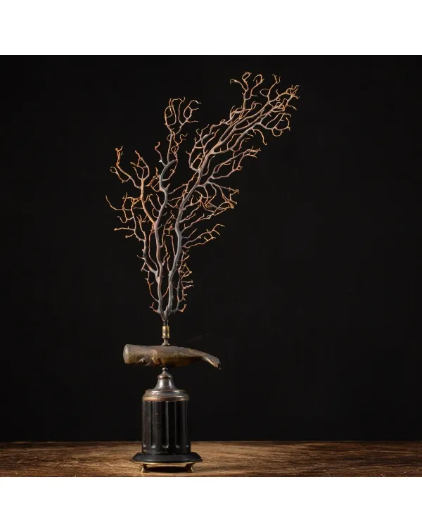 Scultura di balena con gorgonia