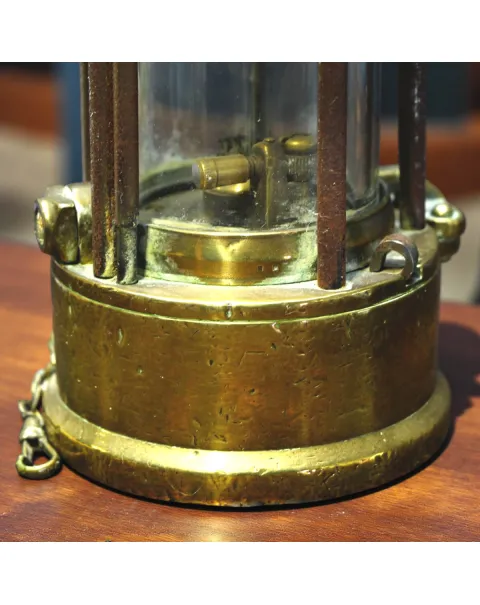 Antica lampada di sicurezza da miniera