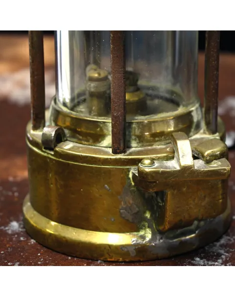 Antica lampada di sicurezza da miniera