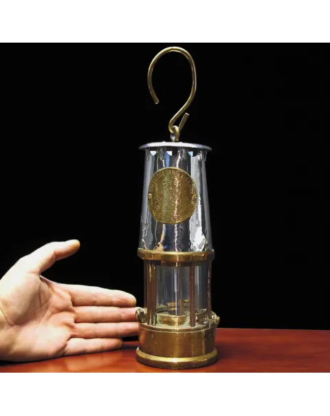 Antica lampada di sicurezza da miniera