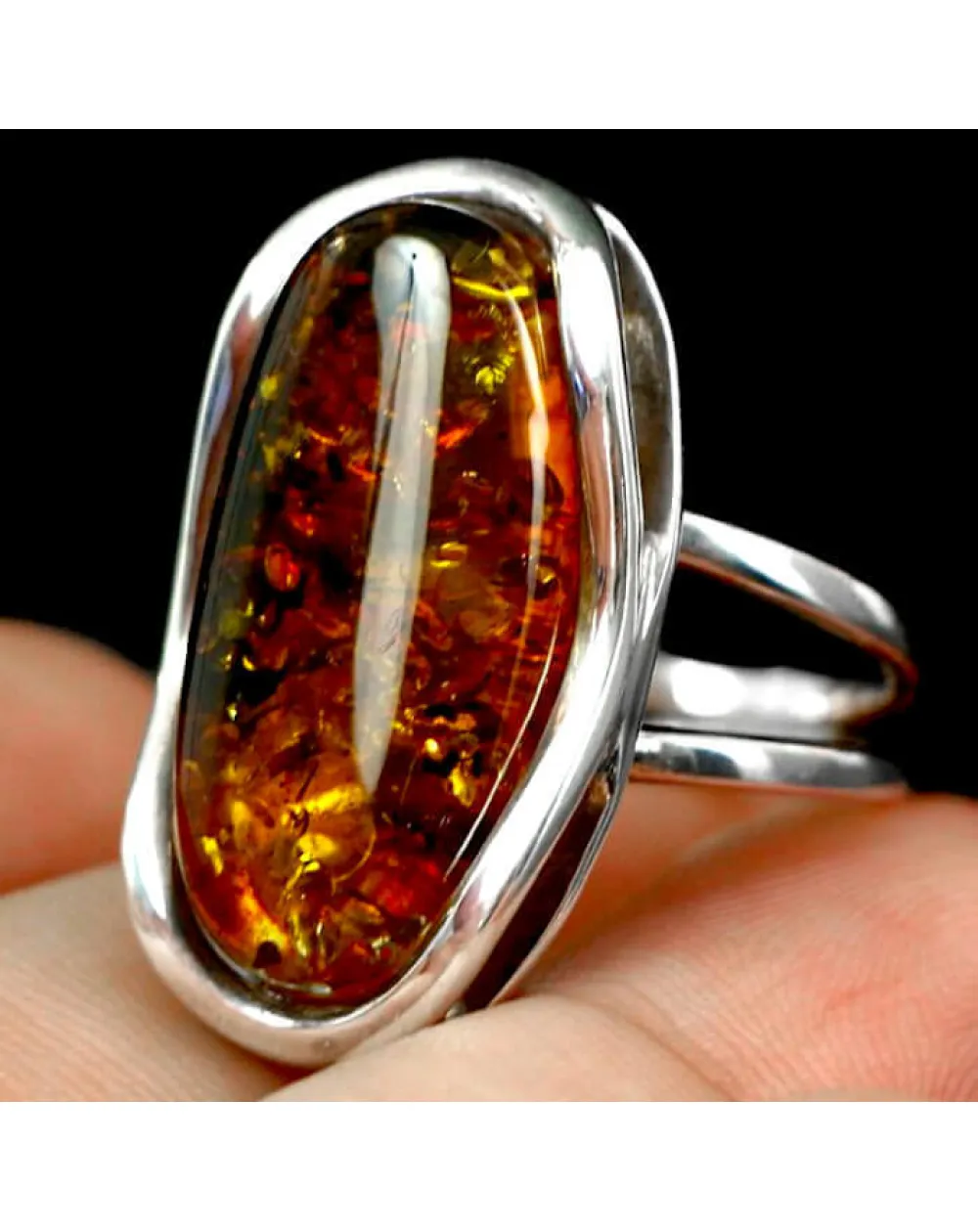 Anello in Ambra Fossile: Un Ponte Tra Passato e Presente.