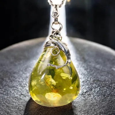 Ciondolo in Argento - Goccia di ambra verde dei Caraibi.