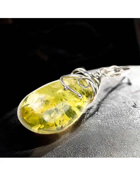 Ciondolo Ambra Verde Caraibica: Un Tesoro di 20 Milioni di Anni.