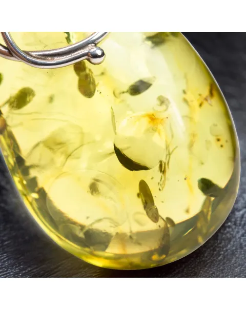 Ciondolo Ambra Verde Caraibica: Un Tesoro di 20 Milioni di Anni.
