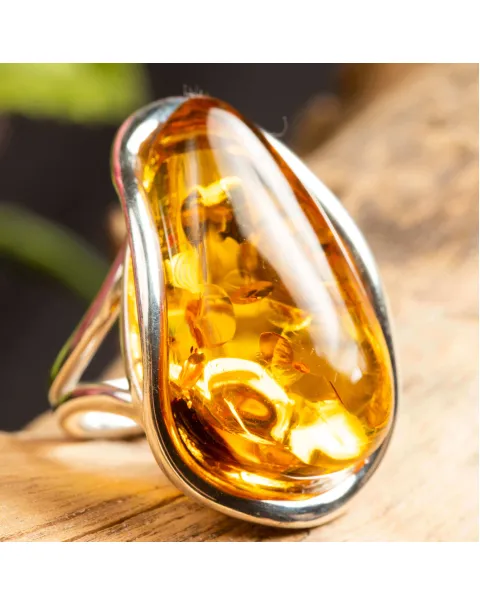 Anello d'argento con bellissima ambra baltica.