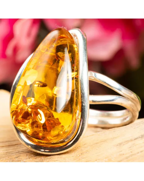 Anello d'argento con bellissima ambra baltica.