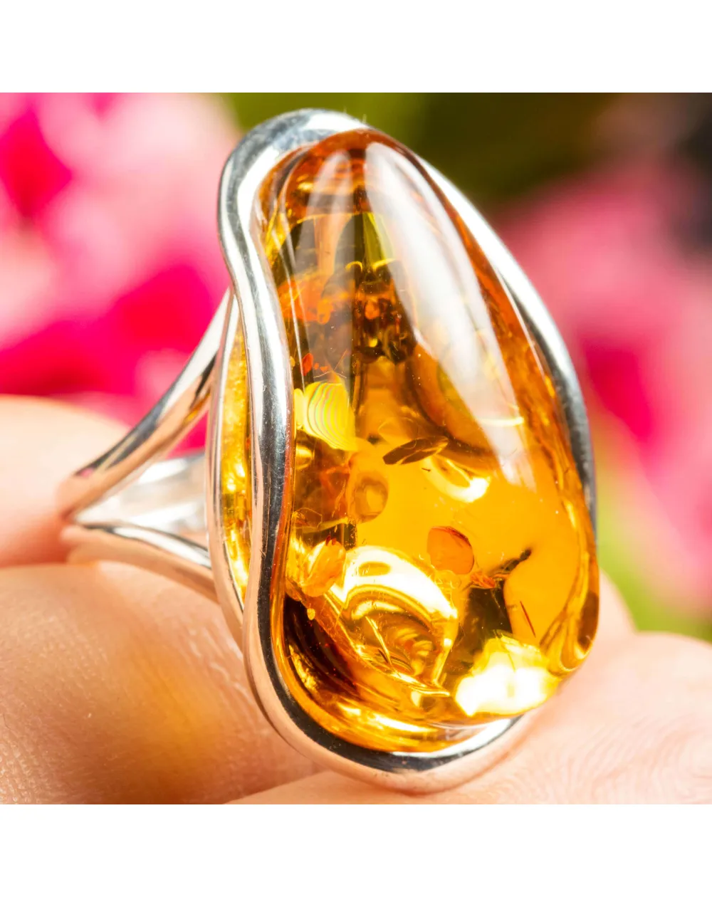 Anello d'argento con bellissima ambra baltica.
