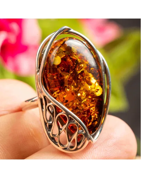 Incantevole anello d'argento con ambra baltica.
