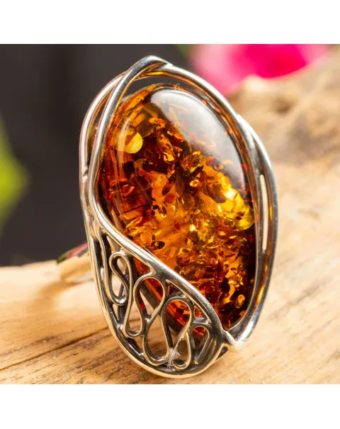 Incantevole anello d'argento con ambra baltica.