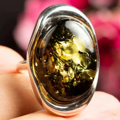 Anello d'argento con gemma d'ambra.