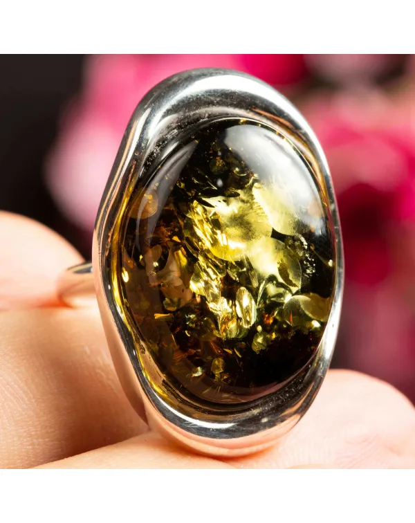 Anello d'argento con gemma d'ambra.