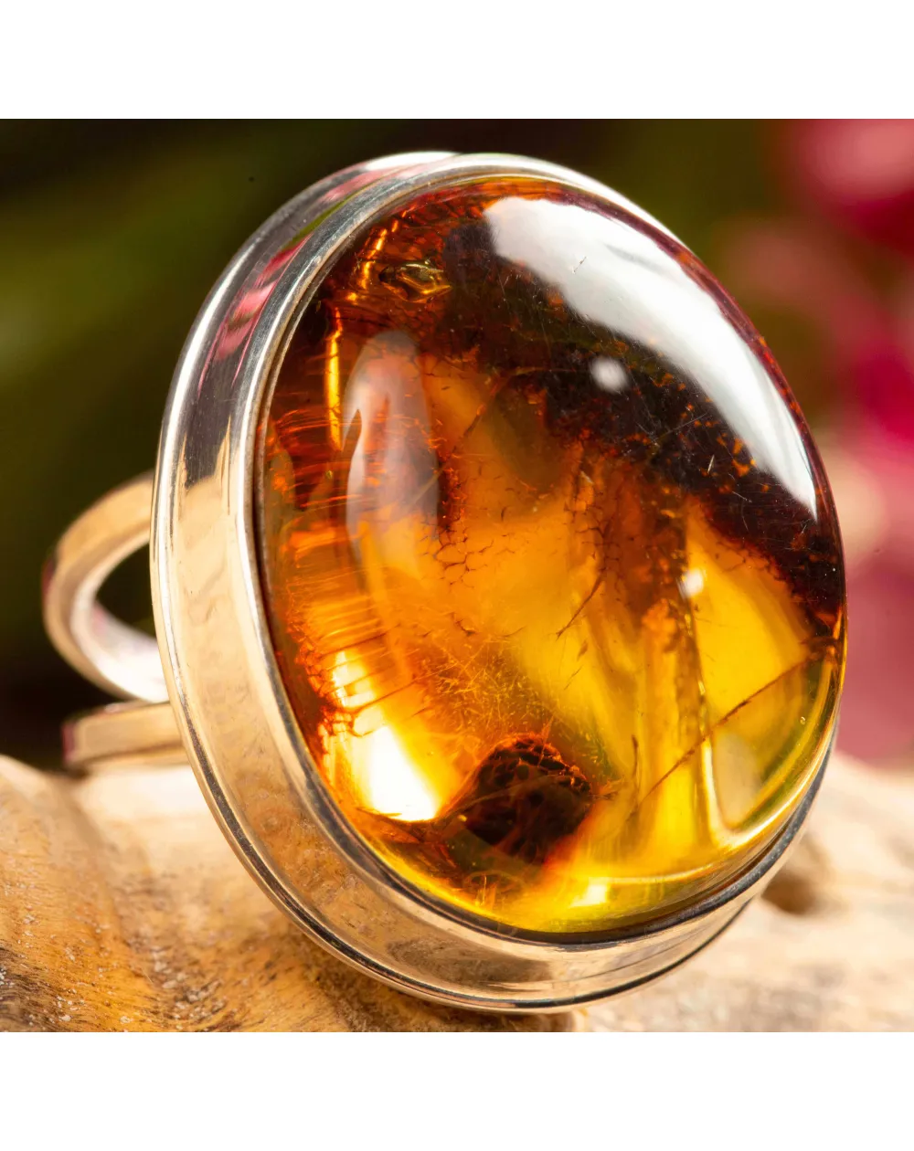 Anello d'argento con ambra baltica arancione miele.
