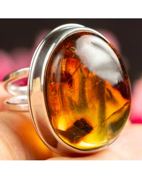 Anello d'argento con ambra baltica arancione miele.