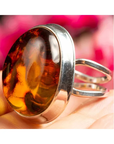 Anello d'argento con ambra baltica arancione miele.