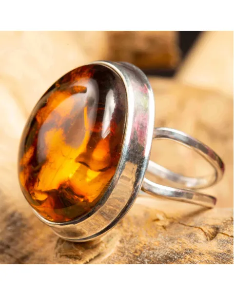 Anello d'argento con ambra baltica arancione miele.