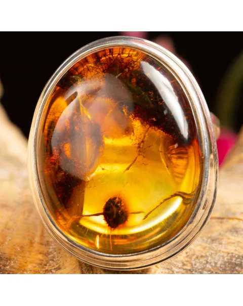 Anello d'argento con ambra baltica arancione miele.