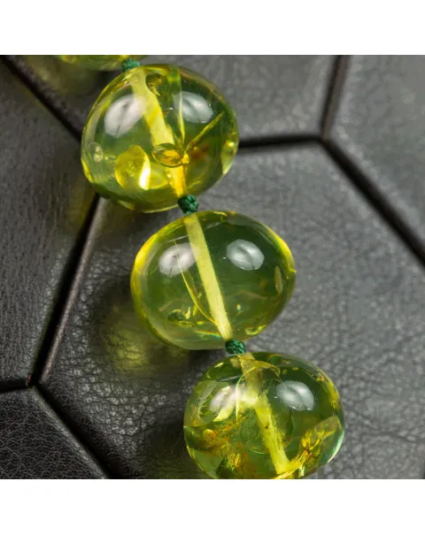Collana di Ambra Verde Baltica: Un Gioiello Raro di Eleganza Millenaria.