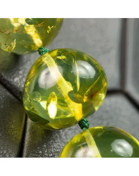 Collana di Ambra Verde Baltica: Un Gioiello Raro di Eleganza Millenaria.