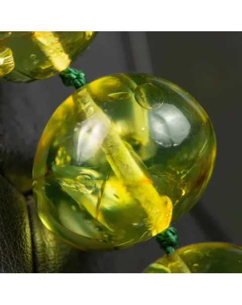 Collana di Ambra Verde Baltica: Un Gioiello Raro di Eleganza Millenaria.