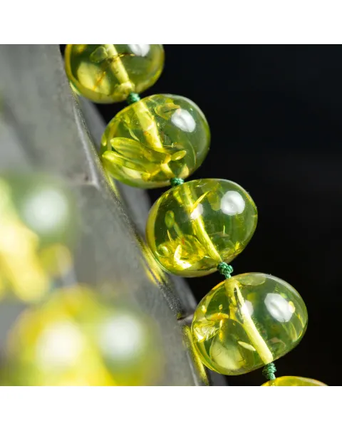 Collana di Ambra Verde Baltica: Un Gioiello Raro di Eleganza Millenaria.
