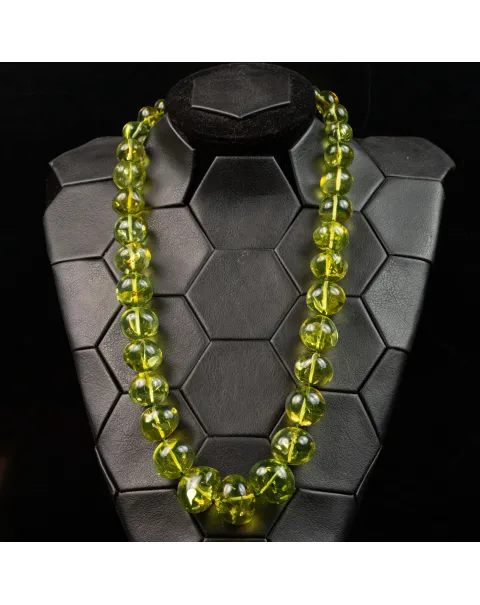 Collana di Ambra Verde Baltica: Un Gioiello Raro di Eleganza Millenaria.